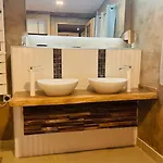 Les Grangettes*piscine*cadre Bucolique بيت للعطل